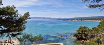 Large 6 p. air-conditioned family home with swimming pool on the seafront