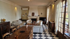 Smart TV y chimenea 