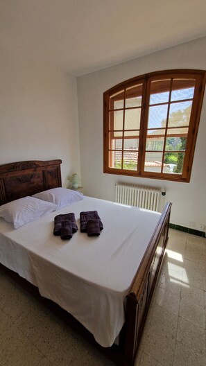 5 habitaciones, tabla de planchar con plancha y cuna de viaje 