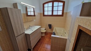 Regadera, secadora de cabello, bidet, toallas 