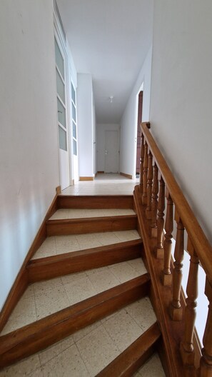 A staircase with wooden balusters leading to a landing. - Large 6 p. air-conditioned family home with swimming pool on the seafront (Saint-Cyr-sur-Mer)