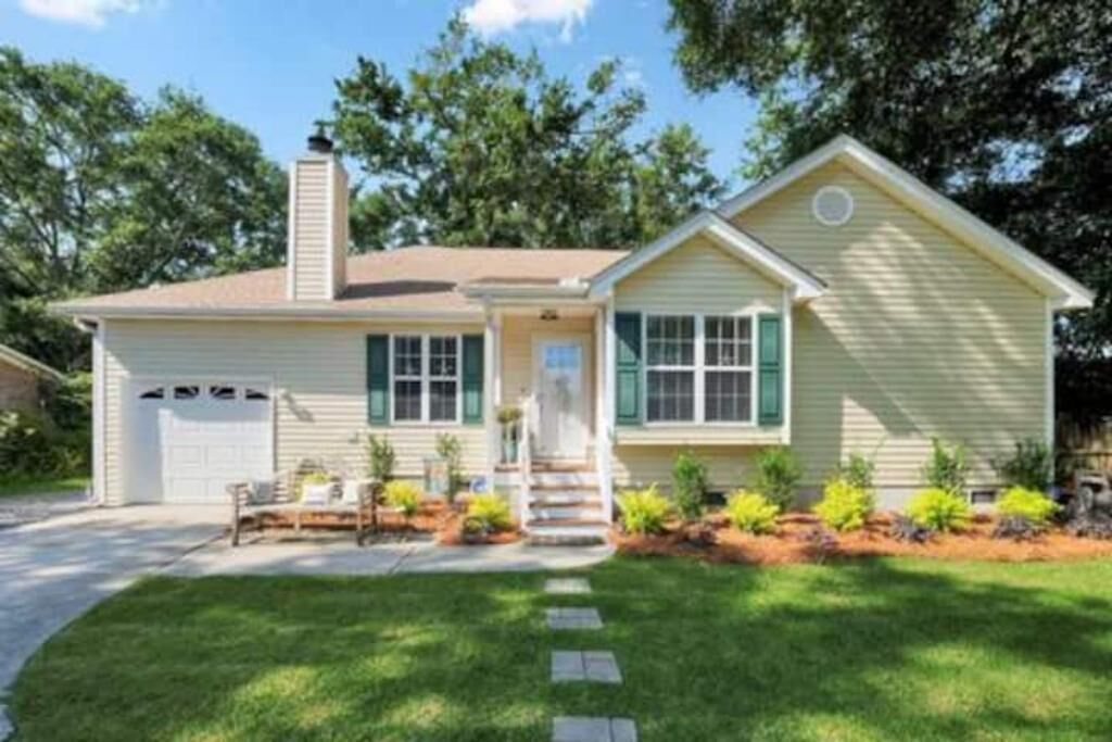 Relaxing Home Near Beach & Downtown