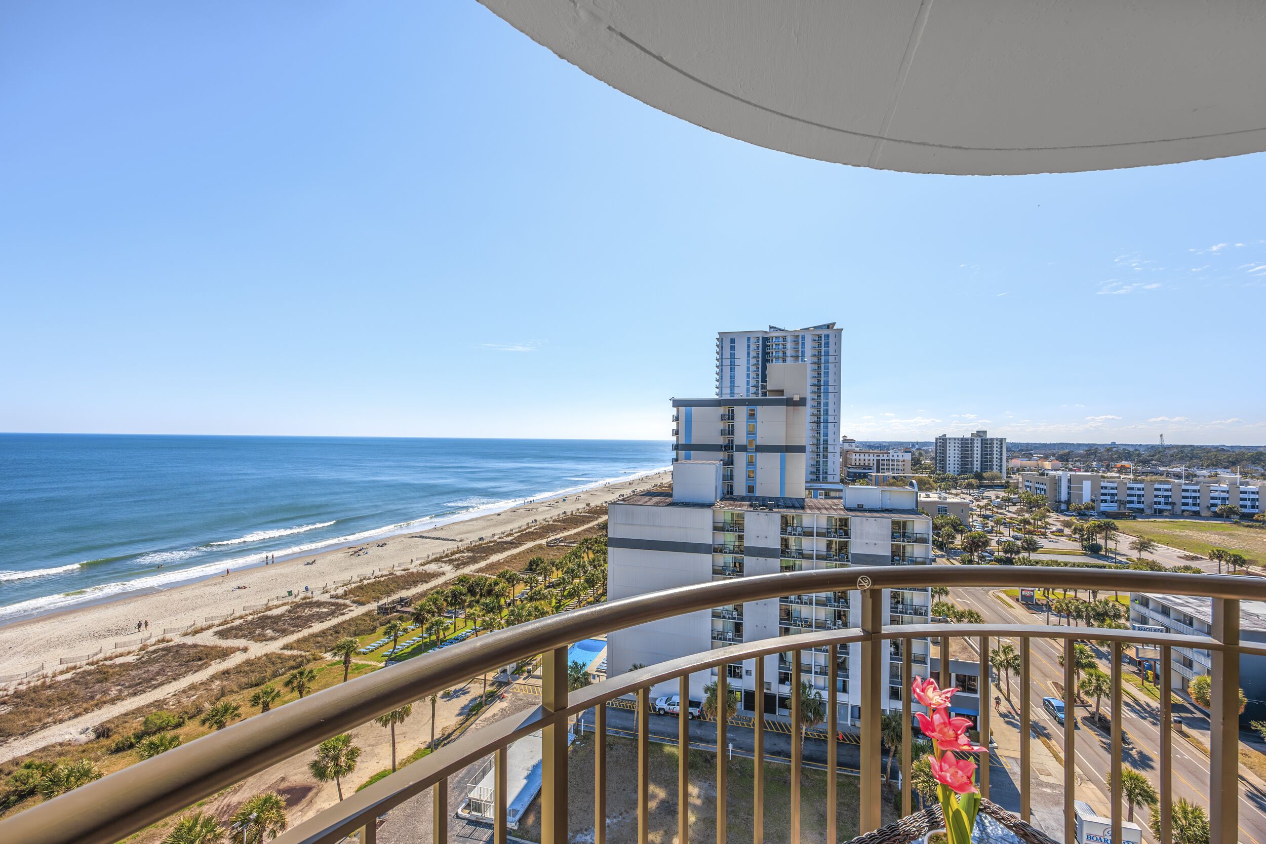King bed in boutique resort! 2 pools & hot tubs on beach! walk to convention ctr