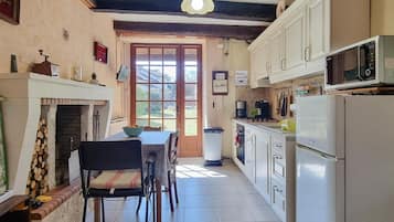 Kühlschrank, Herdplatte, Wasserkocher mit Kaffee-/Teezubehör