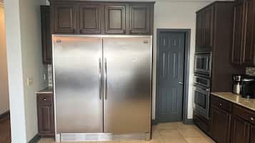 Geladeira, micro-ondas, fogão, cooktop