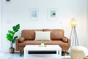 Smart-TV, bøker og kontorer