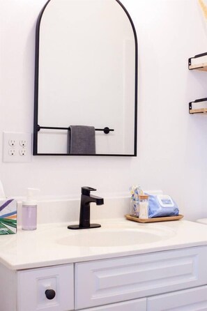 Shower, hair dryer, towels - Walk to Beach, Full Kitchen, Cozy Surf Studio (Carolina Beach)