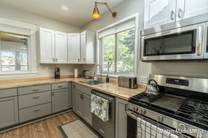 Private kitchen - Accented Lakeside Home (Muskegon)