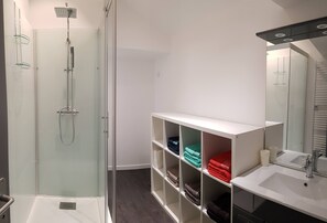 Dusche, Haartrockner, Handtücher, Toilettenpapier