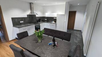 Fridge, oven, stovetop, dishwasher