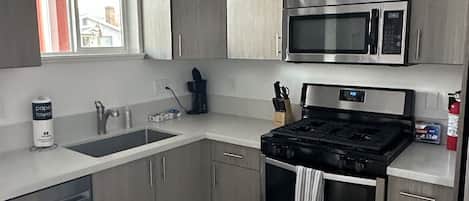 Frigorífico, microondas, horno y placa de cocina