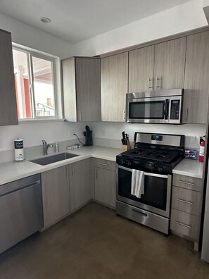 冷蔵庫、電子レンジ、オーブン、コンロ