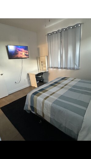 1 dormitorio, escritorio, tabla de planchar con plancha y wifi