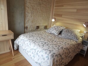 2 makuuhuonetta, silitysrauta/-lauta, vauvan matkasänky, Wi-Fi