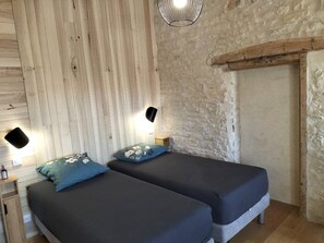 2 عدّة غرف نوم ومكواة/لوح كي وسرير سفر وواي فاي