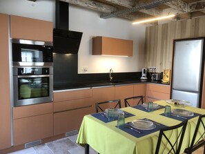Kühlschrank, Mikrowelle, Ofen, Herdplatte