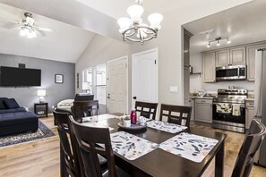 Dining - Cozy Phoenix Condo Near Biltmore | Pool & BBQ near Golf, Dining and Shops (Phoenix)