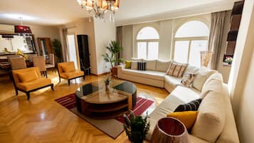 Appartement Confort | Salle de séjour | TV connectée de 65 pouces avec chaßnes par cùble, télévision