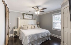 2 室のベッドルーム、アイロン / アイロン台、WiFi、ベッドシーツ