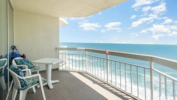 Property grounds - Beautiful oceanfront Condo with direct access to the beach, steps from the sand. (Murrells Inlet)
