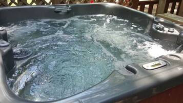 Tina de hidromasaje al aire libre