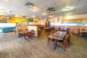 Déjeuner et dîner servis sur place, spécialités Cuisine chinoise