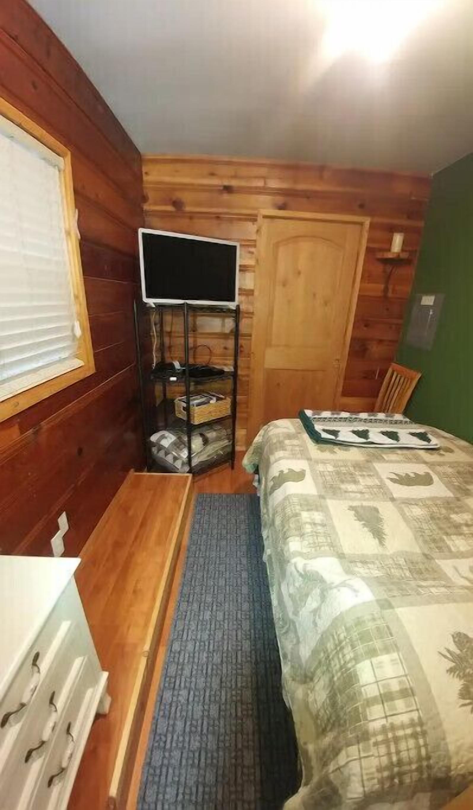 Santiam Canyon Tiny House on Private 1+ Acre