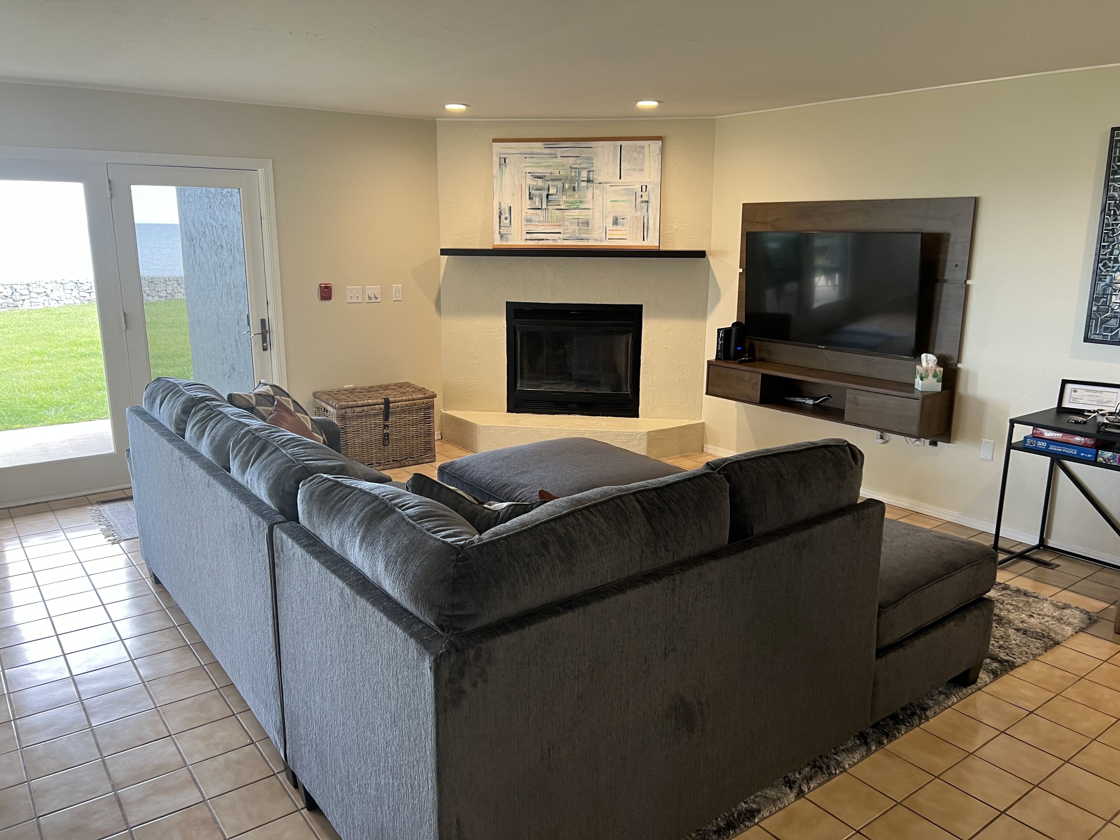 Comfy modern condo, right on Lake Michigan.  Perfect couples getaway! No aircon