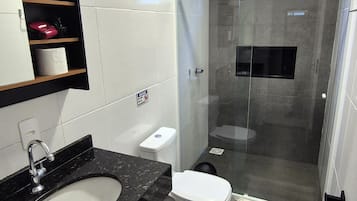 Ducha, secador de pelo, toallas, jabón
