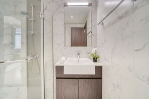Badewanne, Haartrockner, Handtücher