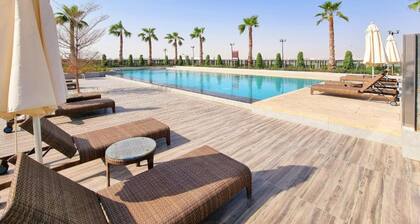 Exquisite 4BR Townhouse at DAMAC Hills 2 Victoria by Deluxe Holiday Homes