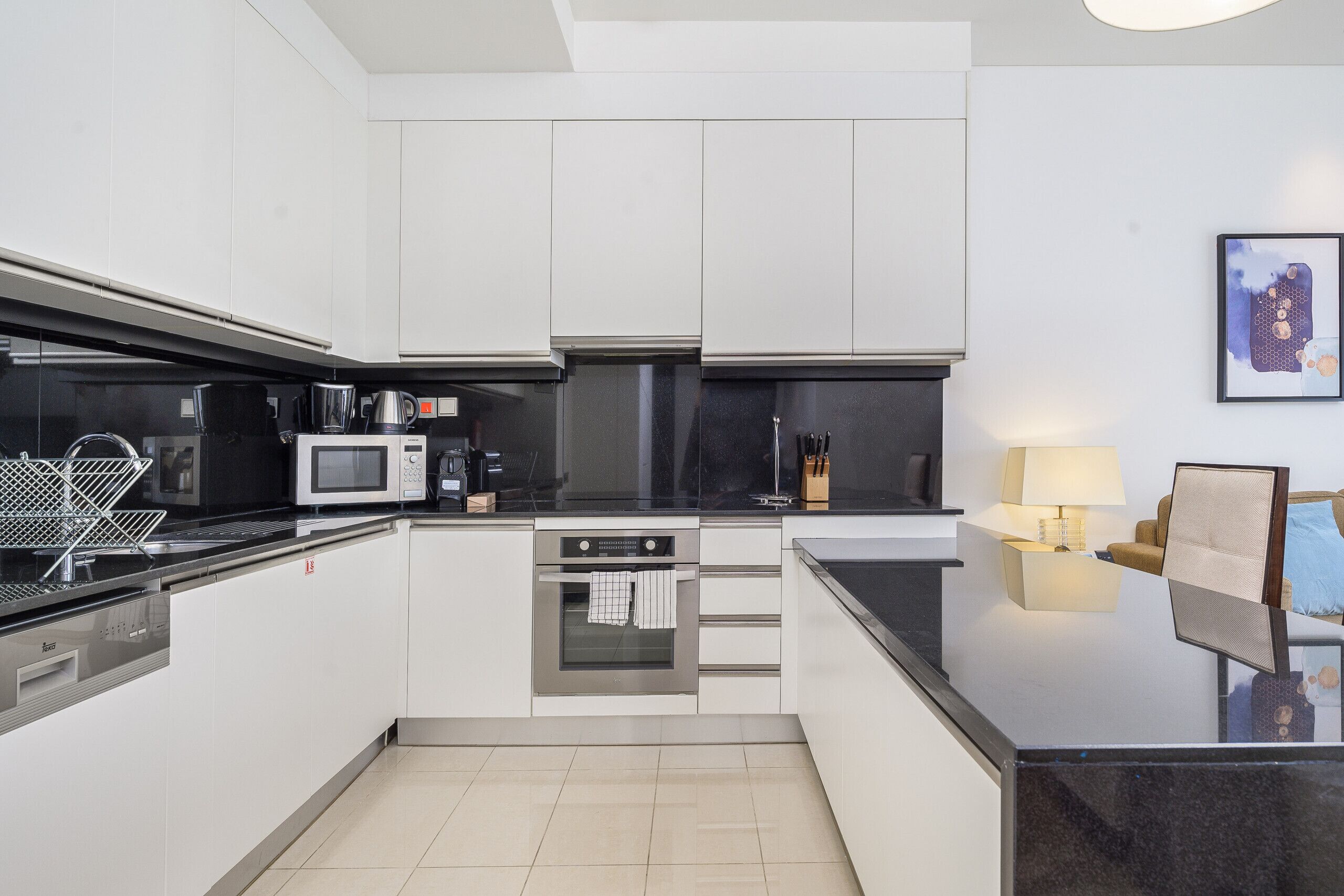 Een koelkast, een microgolfoven, een oven, een vaatwasser