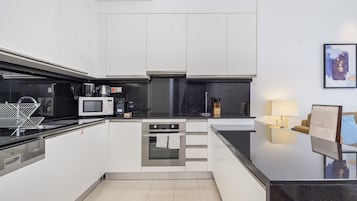 Een koelkast, een microgolfoven, een oven, een vaatwasser