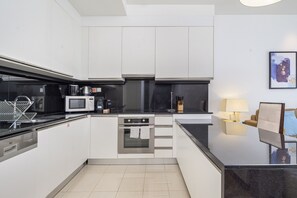 Kühlschrank, Mikrowelle, Ofen, Geschirrspüler