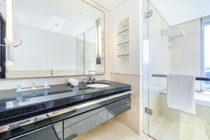 Bathtub, hair dryer, towels - Ornate 1BR in The Address Residences Dubai Marina by Deluxe Holiday Homes (Dubai)