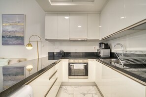Fridge, microwave, oven, electric kettle - Glamorous 1BR at Noura Tower Business Bay by Deluxe Holiday Homes (Dubai)