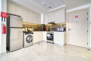 Fridge, microwave, oven, electric kettle - Timeless 1BR at Binghatti Avenue Al Jaddaf by Deluxe Holiday Homes (Dubai)