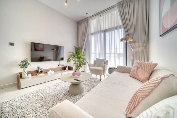 TV - Timeless 1BR at Binghatti Avenue Al Jaddaf by Deluxe Holiday Homes (Dubai)