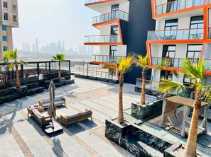 Terrace/patio - Timeless 1BR at Binghatti Avenue Al Jaddaf by Deluxe Holiday Homes (Dubai)