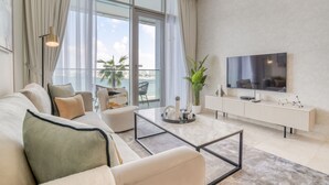 Ein modernes Wohnzimmer mit einer Couch, einem Couchtisch und einem Fernseher.