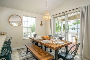 Dining - The Toasted Coconut~Pool~Bikes~Grill~Chic! (Marathon)