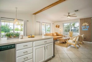 Interior - The Toasted Coconut~Pool~Bikes~Grill~Chic! (Marathon)