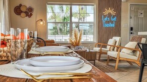 Dining - The Toasted Coconut~Pool~Bikes~Grill~Chic! (Marathon)