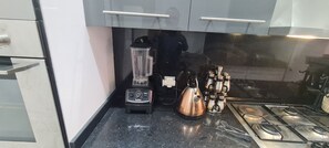 Jääkaappi, mikroaaltouuni, astianpesukone, vedenkeitin