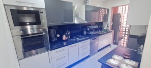 ثلاجة، ميكروويف، غسالة أطباق، غلّاية كهربائية