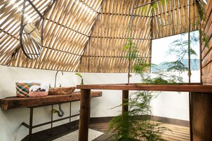 Ducha, cabezal de ducha tipo lluvia, batas, toallas