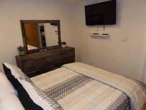 1 bedroom, desk, iron/ironing board, free WiFi