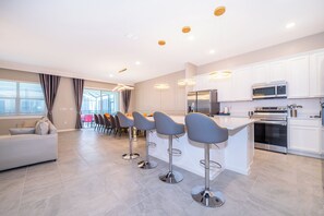 Kühlschrank, Mikrowelle, Ofen, Geschirrspüler