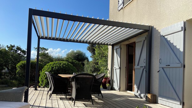 A wooden deck with outdoor furniture, a pergola, and a view of the surrounding greenery. - Quiet house with enclosed garden and terrace 5 minutes from the beach! (Travo)