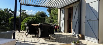 Quiet house with enclosed garden and terrace 5 minutes from the beach!